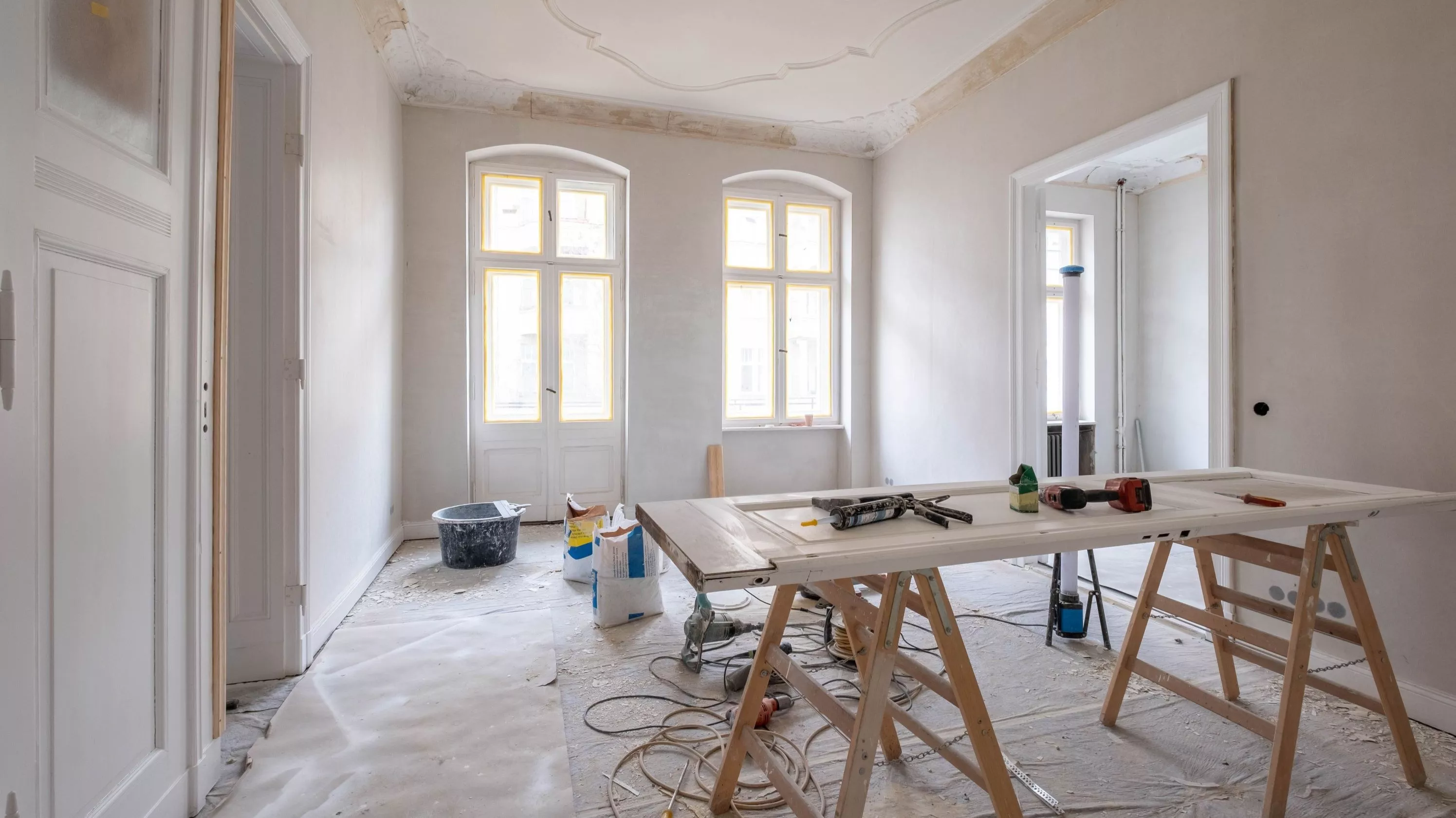 Eine Werkbank und Arbeitsutensilien in einer Altbauwohnung, die saniert wird.