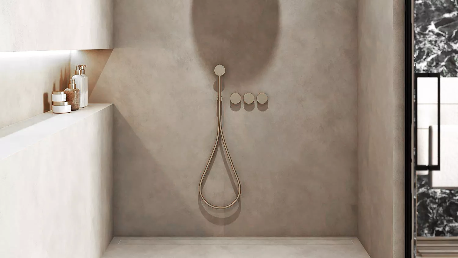 Ein Fugenloses Badezimmer in Erdtönen mit Gold-Akzenten