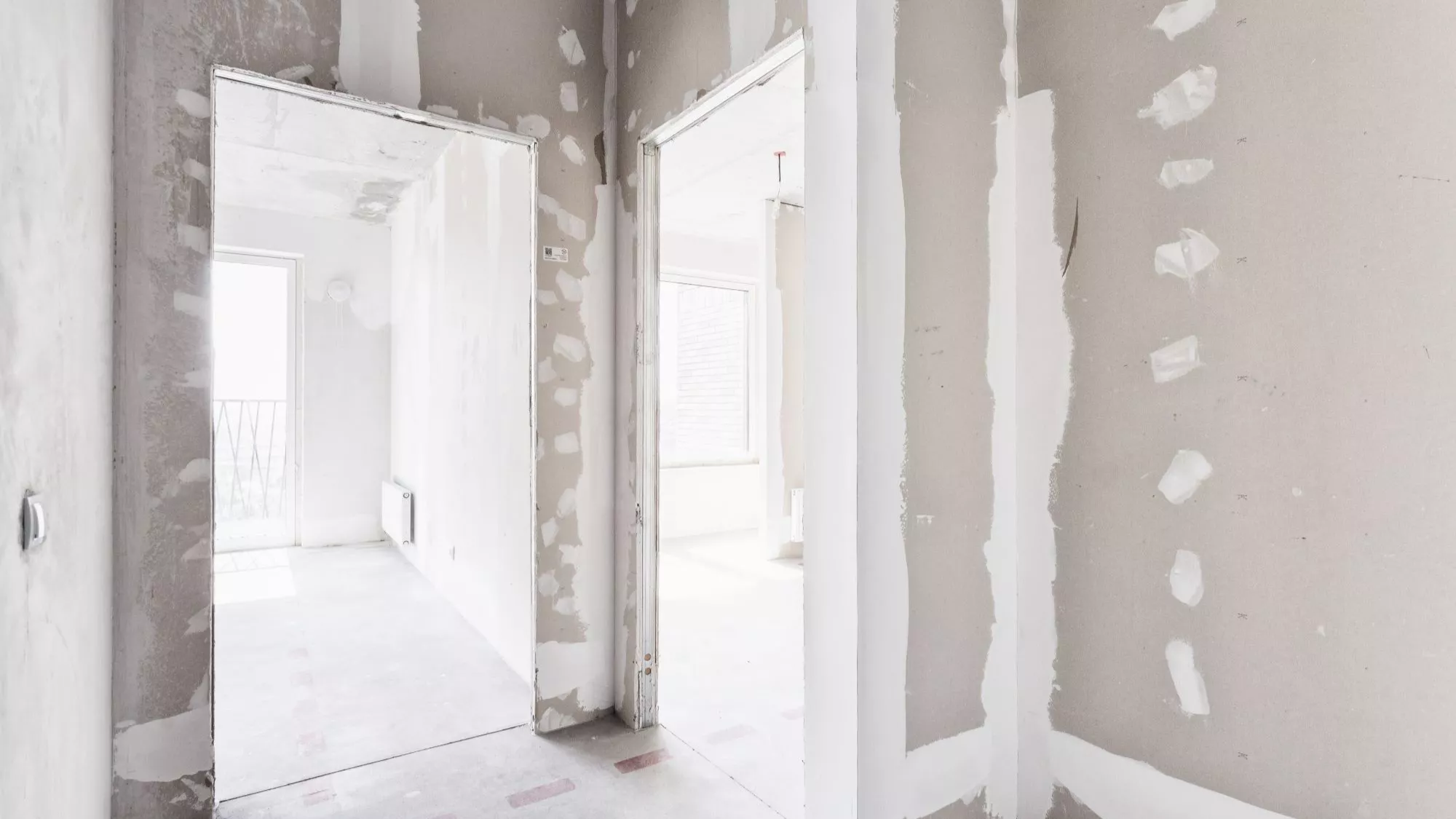 Neue Trockenbauwände in eine hellen Wohnung