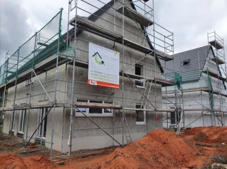 Ungeputztes Haus mit Gerüst, als Vorher Beispiel