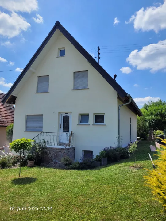 Nachherbild Außensicht eines frisch gestrichenen und verputzten Hauses